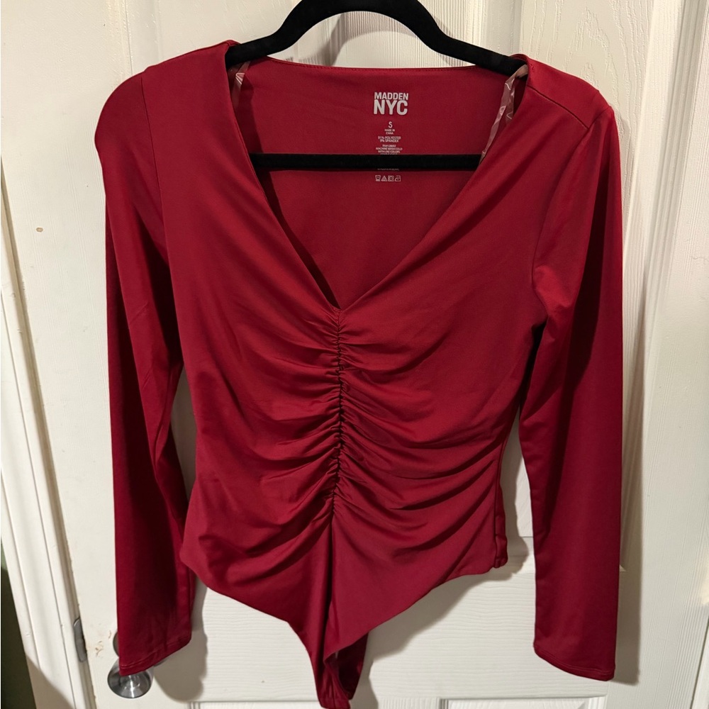 ❣️❄️Madden NYC Women's Red Ruched V-Neck Bodysuit